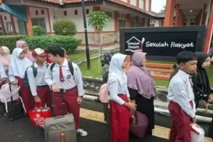 DPR APRESIASI SEKOLAH RAKYAT SEBAGAI INVESTASI KARAKTER DAN KESADARAN HUKUM GENERASI MUDA