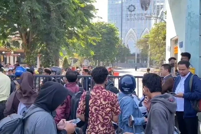 MAHASISWA UINSA SEGEL GERBANG KAMPUS DAN DEMO DEDAKAN REKTOR AKH MUZAKKI MUNDUR