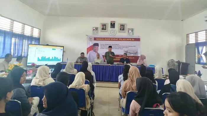 WAKIL KETUA KOMISI XIII DPR SUGIAT SANTOSO GELAR BIMBEL GRATIS SATU TAHUN BAGI 100 PELAJAR DI LANGKAT