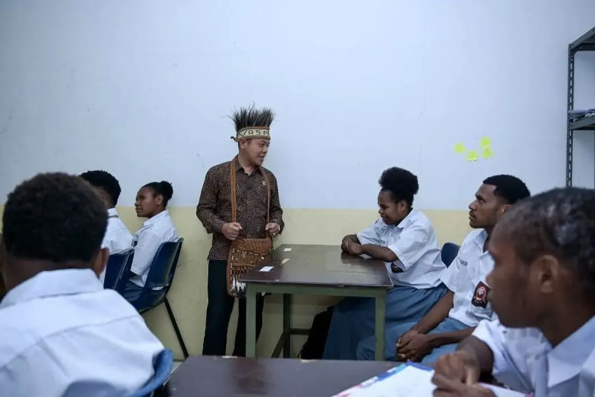 WAMENDIKDASMEN APRESIASI MODEL PEMBELAJARAN KONTEKSTUAL SEKOLAH ANAK INDONESIA BAGI SISWA PAPUA