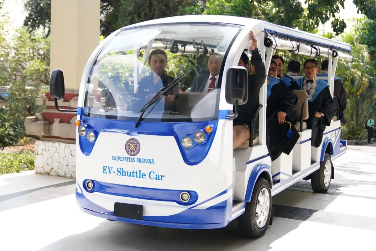 UNIVERSITAS UDAYANA LUNCURKAN EV SHUTTLE CAR BERBASIS NANOTEKNOLOGI DI DIES NATALIS KE-64, WUJUDKAN MOBILITAS KAMPUS HIJAU RAMAH LINGKUNGAN