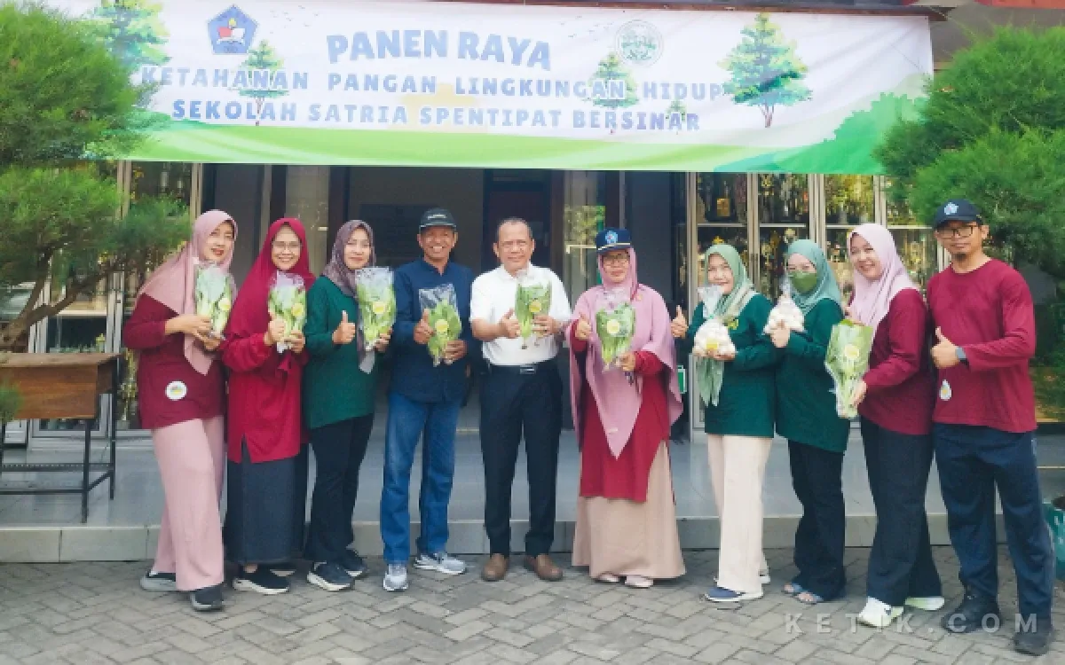 LAHAN KUMUH SMPN 34 SURABAYA DISULAP JADI KAWASAN PRODUKTIF DAN RAIH PRESTASI KETAHANAN PANGAN