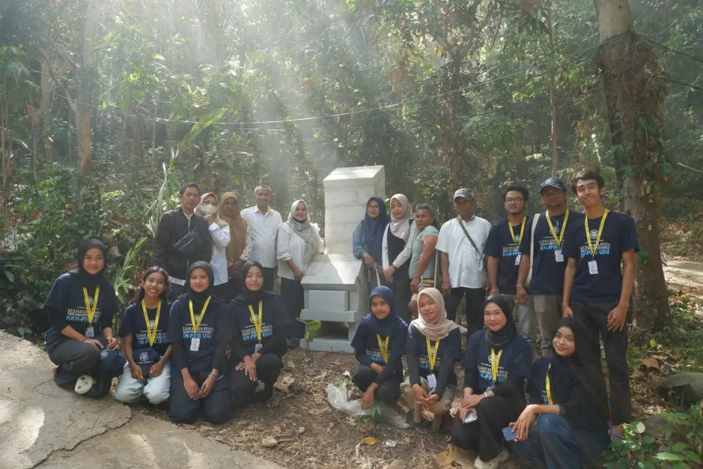 TIM KKN UGM BENTANGAN BAWEAN HADIRKAN ROCKET STOVE UNTUK PENGELOLAAN SAMPAH RESIDU DI GRESIK