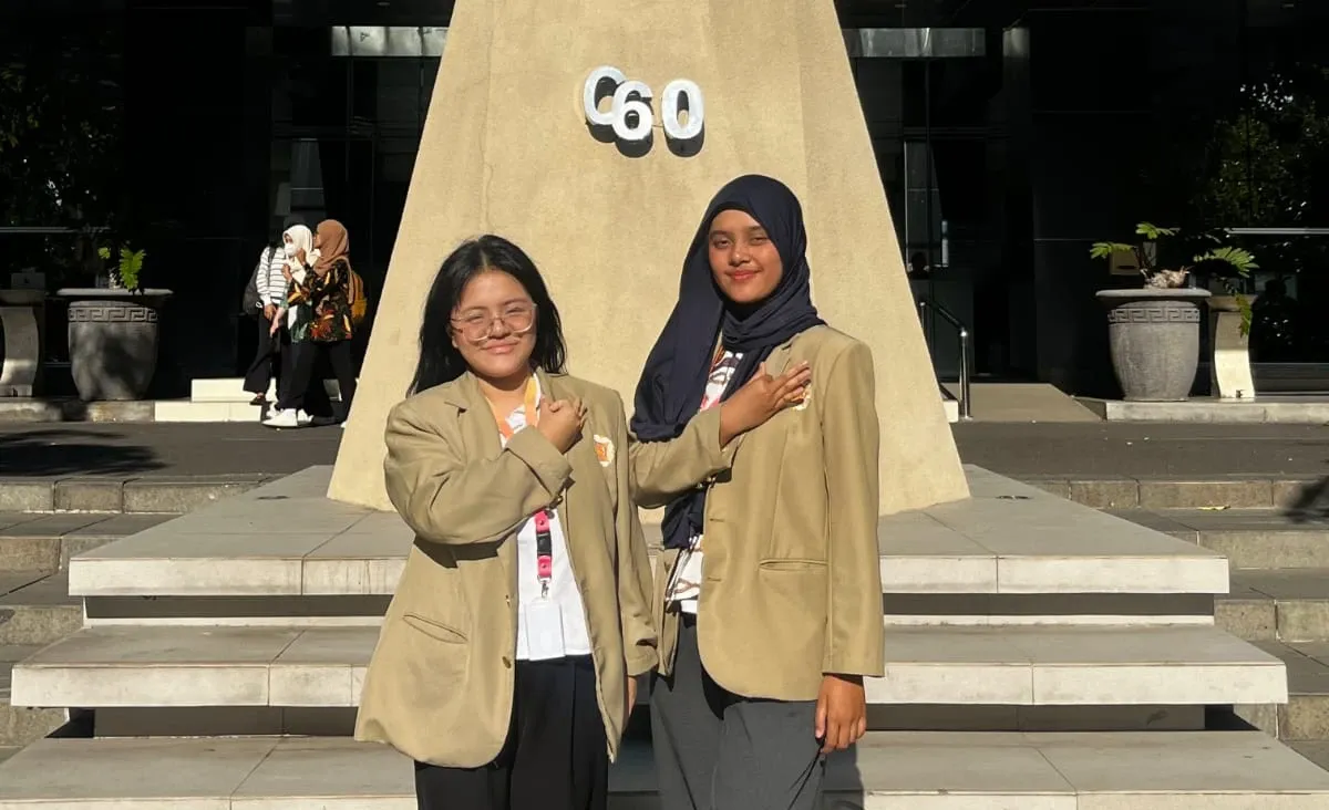 DUA MAHASISWA UGM RAIH PRESTASI INTERNASIONAL BEST COLLABORATIVE TEAM DI AUN-SAN VOX MEETING 2026
