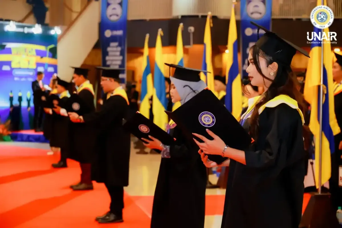 UNAIR GELAR WISUDA PERIODE 263, REKTOR INGATKAN ALUMNI UNTUK HADIRKAN SOLUSI BAGI SOSIAL DAN BENCANA ALAM