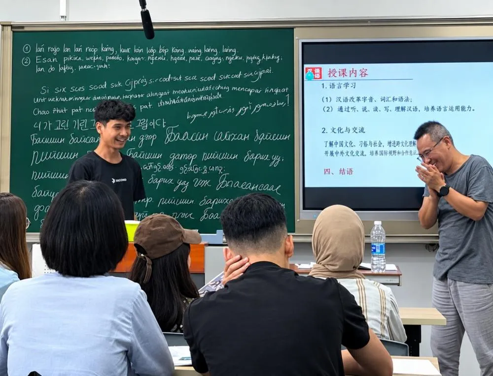 MAHASISWA UNESA RAIH BEASISWA CLEC S-1 BAHASA MANDARIN UNTUK STUDI DAN PELATIHAN PENGAJAR DI CHONGQING UNIVERSITY