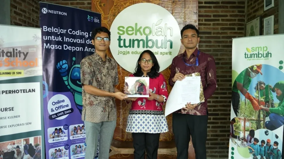 SEKOLAH TUMBUH DUKUNG SISWA KREATIVITAS TEKNOLOGI LEWAT CLUB CODING DAN ROBOTIK!